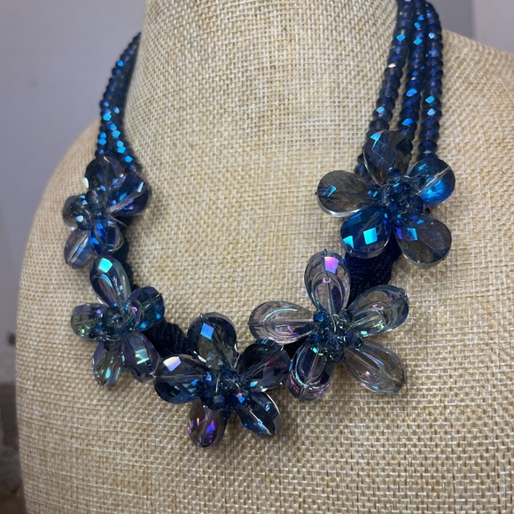 Elegant Blue Floral Necklace - Picture 6 of 6